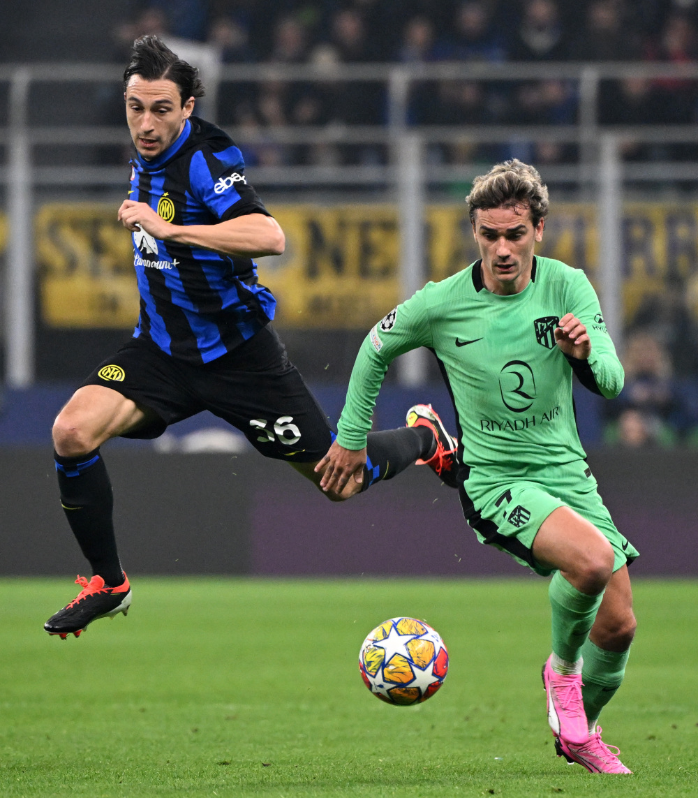 国乒拿下混团世界杯3连冠 采访时被吉祥物“乒乓”硬控 听说桌上的也能带走 全员直接all in 人手两个开心回家