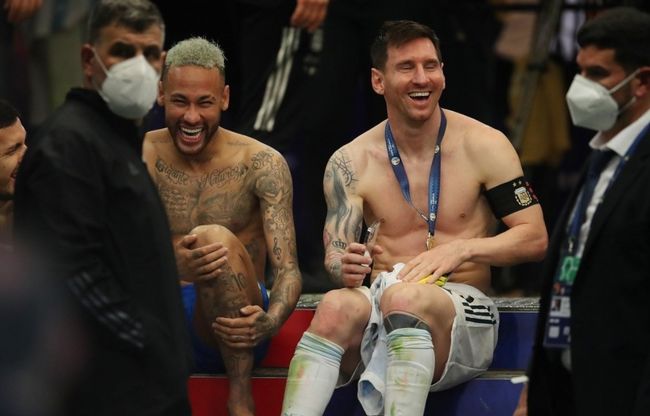 曼联英超15轮4-1胜狼队，近3轮不败，B费2射1传，助球队冲至第六，有望重返欧冠区。