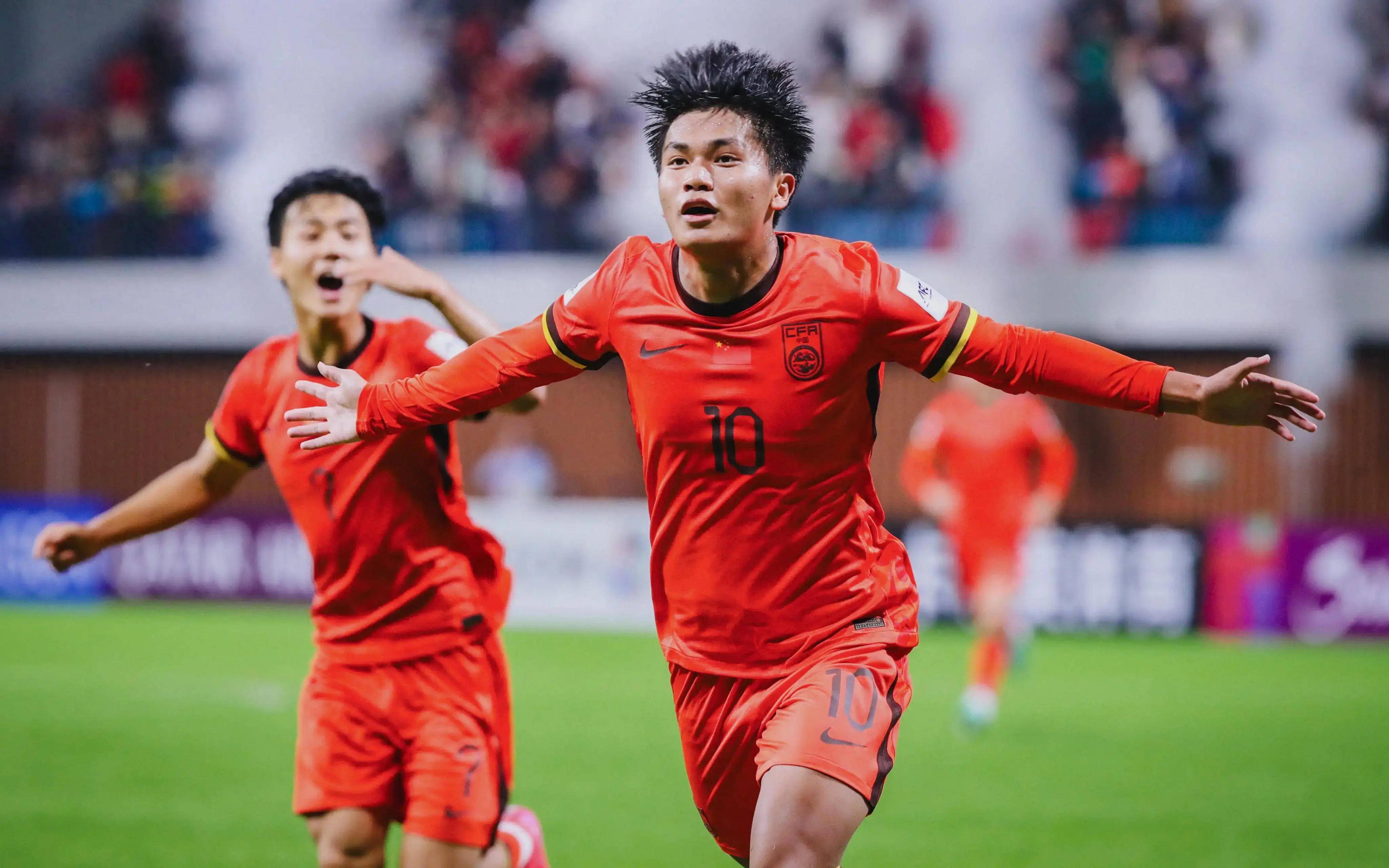 祝福！阿森纳前锋萨卡社媒官宣与相恋5年的女友求婚成功