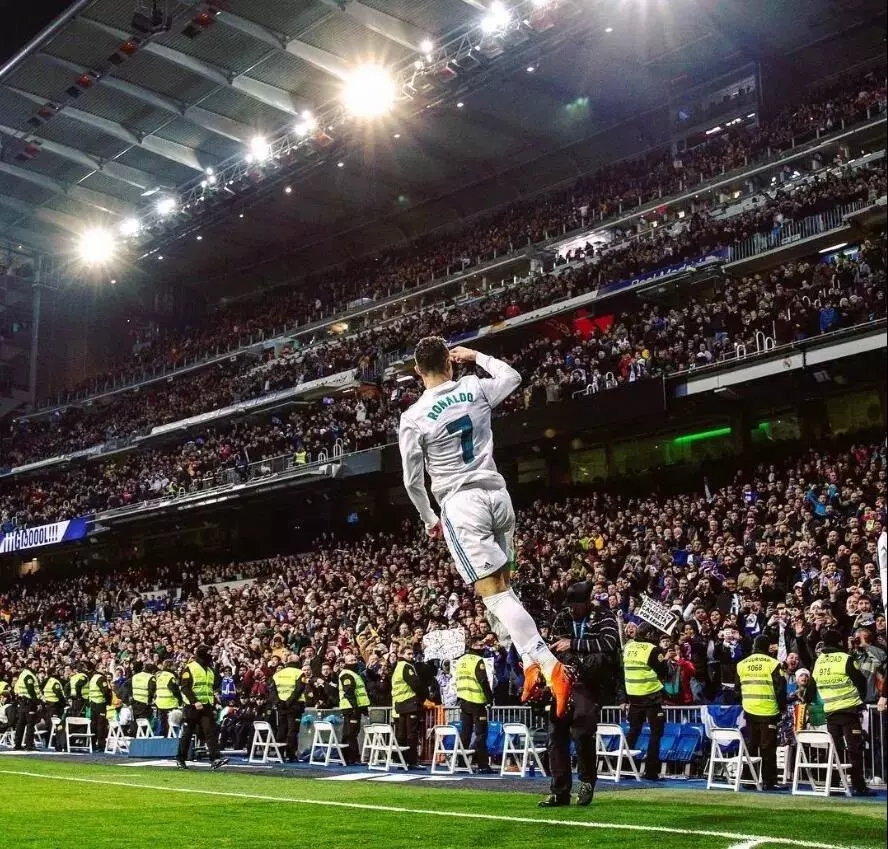 维尼修斯在所有体育场继续制造混乱