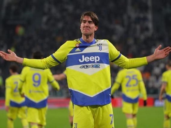 我懂用户晒视频：疑似泰山球迷看亚冠试图进入国安看台未果